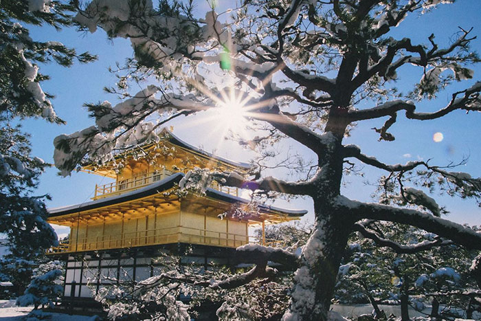 A antiga capital japonesa tem vivido alguns de seus dias mais frios no Inverno, com temperaturas menores que 0° Celsius. Com isso, Kyoto virou um mundo mágico branco, cheinho de neve