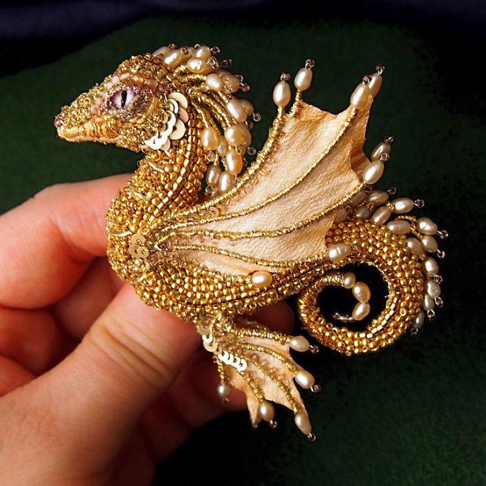Broche em formato de dragão