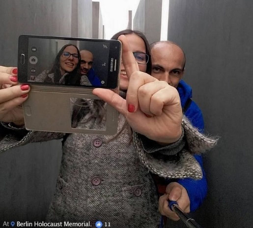 O artista israelense Shahak Shapira lançou um projeto de arte chamado Yolocaust, que quer mostrar que é errado tirar selfies desrespeitosas no Memorial do Holocausto, em Berlim, na Alemanha