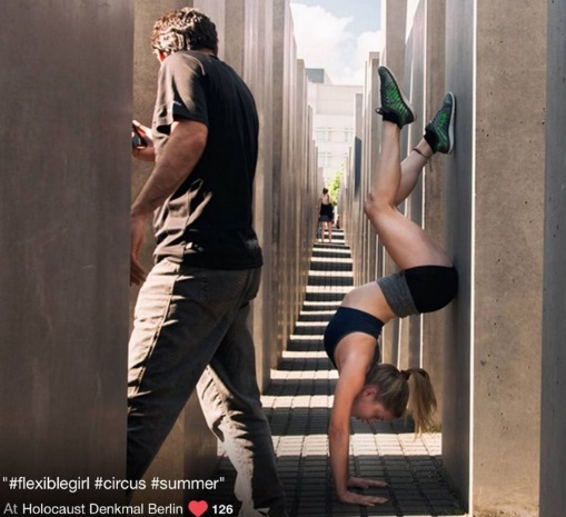 O artista israelense Shahak Shapira lançou um projeto de arte chamado Yolocaust, que quer mostrar que é errado tirar selfies desrespeitosas no Memorial do Holocausto, em Berlim, na Alemanha