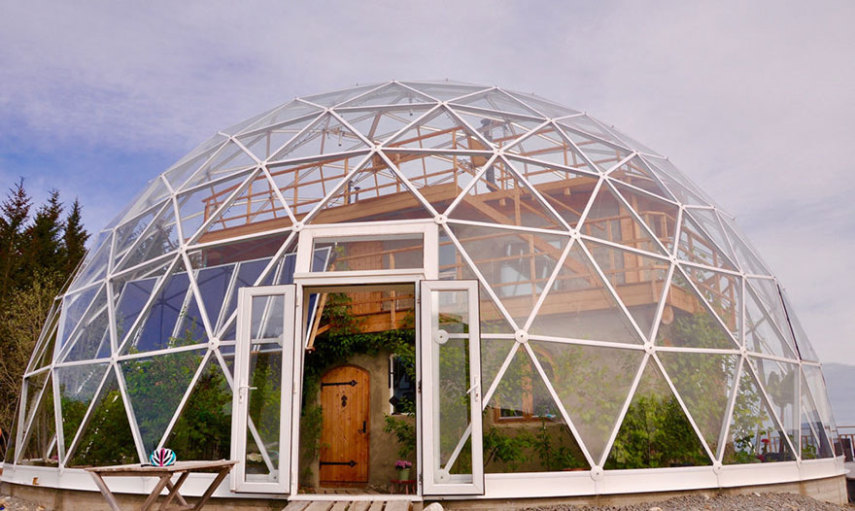 A família Hjertefølger decidiu mudar-se para uma parte remota do Círculo Polar Ártico em dezembro de 2013.Para isso, construíram uma casa com cinco quartos dentro de uma cúpula geodésica solar de 25 pés de altura