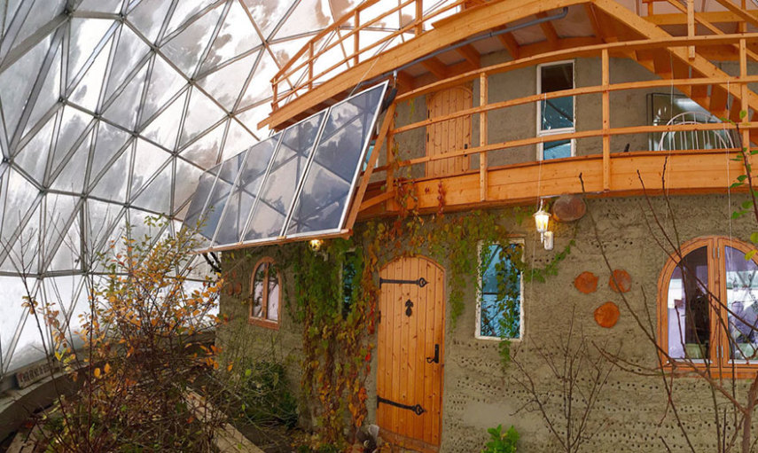 A família Hjertefølger decidiu mudar-se para uma parte remota do Círculo Polar Ártico em dezembro de 2013.Para isso, construíram uma casa com cinco quartos dentro de uma cúpula geodésica solar de 25 pés de altura