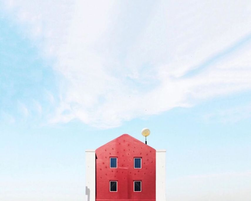 O fotógrafo e cientista português Manuel Pita retrata casas simpáticas e solitárias pelo mundo. Até que dá vontade de morar numa dessas, né?