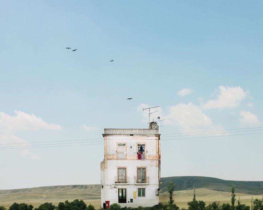 O fotógrafo e cientista português Manuel Pita retrata casas simpáticas e solitárias pelo mundo. Até que dá vontade de morar numa dessas, né?