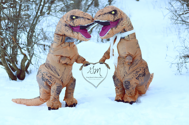 Os fotógrafos profissionais Greg Basel e Maria Adams decidiram fazer um ensaio pré-casamento um pouco diferente para espalhar diversão por aí. Para isso, eles resolveram que iriam fotografar dois T-Rexs em momentos super românticos
