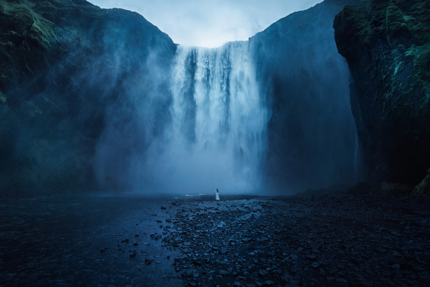 Dupla formada por fotógrafo e modelo revela paisagens de contos de fadas da Islândia