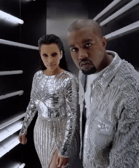 Kris Jenner mandou pavimentar a garagem de sua casa com um revestimento de pedras francesas. Kanye West disse que que não tinha gostado da cor das pedras que ela escolheu. Kris mandou pavimentar tudo de novo! 