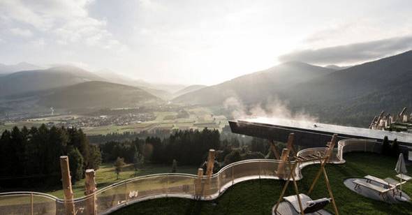 Hotel Hubertus inaugura projeto de piscina em meio à paisagem deslumbrante no norte da Itália. Que vontade!