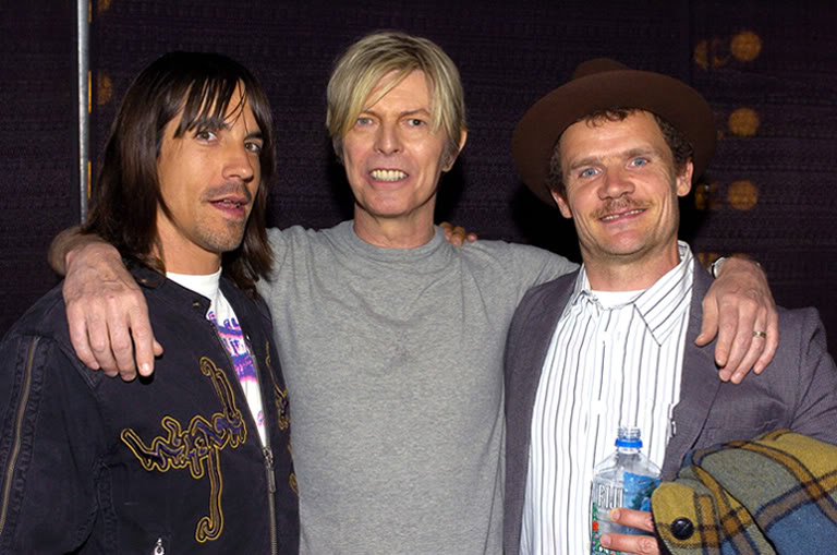 Anthony Kiedis, do Red Hot Chili Peppers, revelou que o Camaleão do Rock também não quis trabalhar com eles, e foi mais de uma vez.