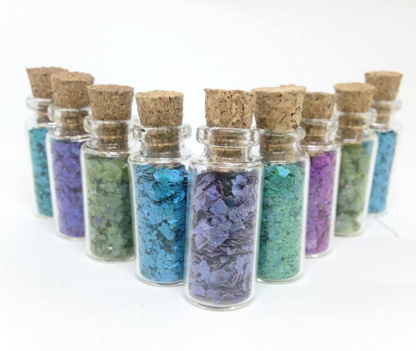 A Pure Bioglitter produz um brilho artesanal que não polui o meio ambiente. ao contrário do glitter tradicional, composto por micropartículas de plástico