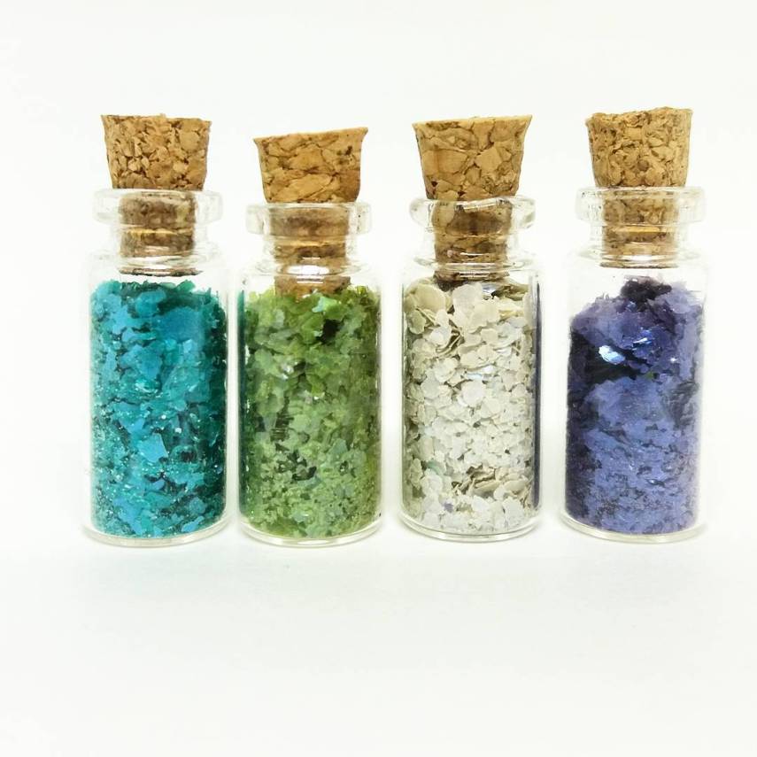 A Pure Bioglitter produz um brilho artesanal que não polui o meio ambiente. ao contrário do glitter tradicional, composto por micropartículas de plástico