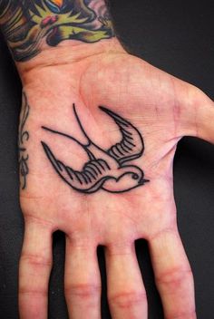 Que tal fazer diferente e tatuar a palma da mão? Apenas prepare-se para segurar a onda, porque essa é uma das regiões mais sensíveis do corpo