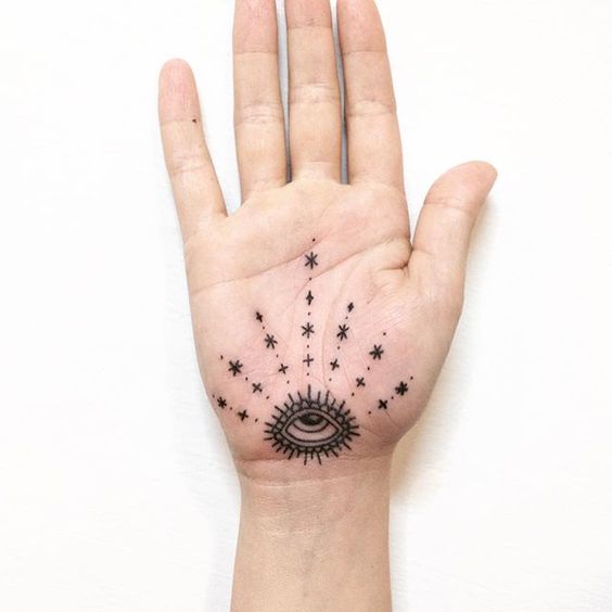 Que tal fazer diferente e tatuar a palma da mão? Apenas prepare-se para segurar a onda, porque essa é uma das regiões mais sensíveis do corpo