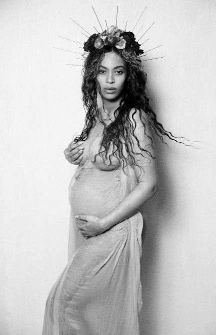 A cantora anunciou que está grávida de gêmeos