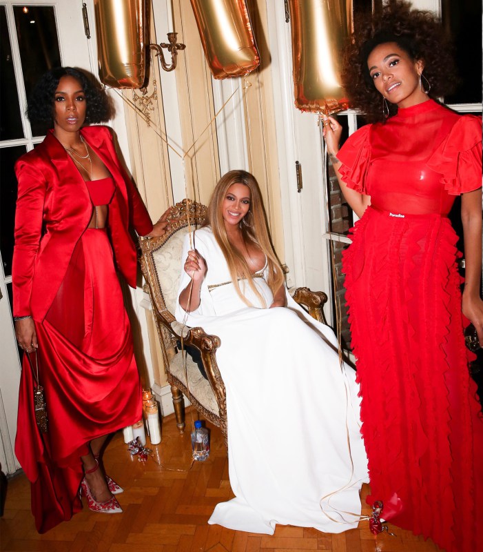 Beyoncé divulgou em seu site oficial fotos da festa pós-Grammy, oferecida por sua irmã Solange. Na foto, aparece com Kelly Rowland e Solange Knowles