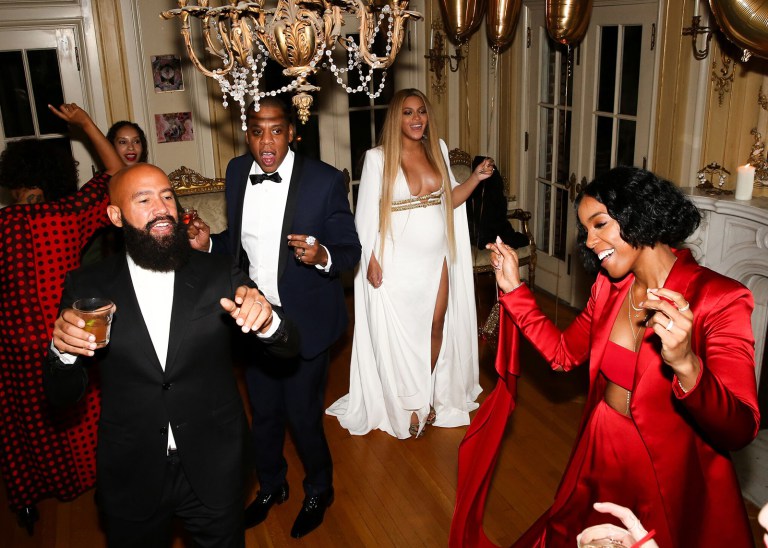 Beyoncé divulgou em seu site oficial fotos da festa pós-Grammy, oferecida por sua irmã Solange