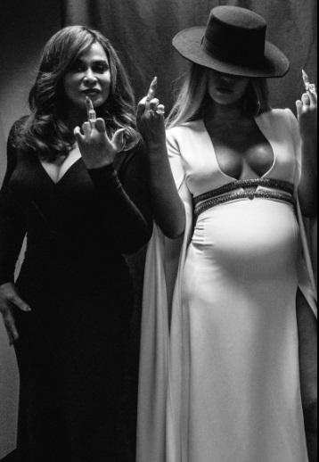 Beyoncé divulgou em seu site oficial fotos da festa pós-Grammy, oferecida por sua irmã Solange