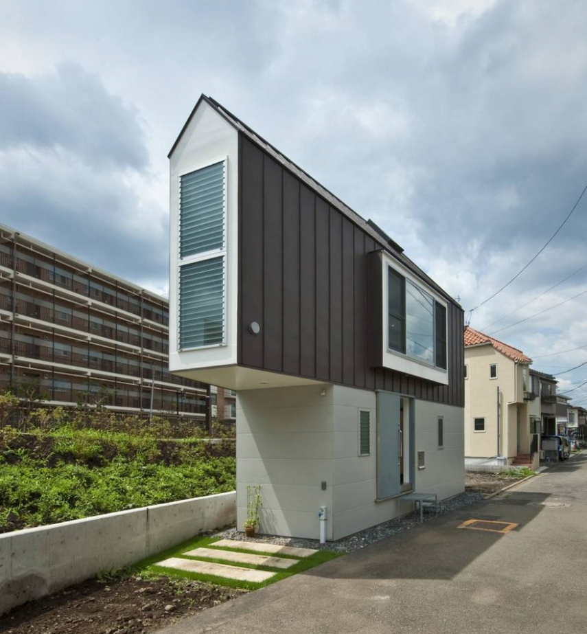 Com design de Mizuishi Architects Atelier, a casa de 594 metros quadrados fica em um terreno triangular entre um rio e uma rua. De fora, parece realmente pequena, mas é espaçosa quando vista por dentro