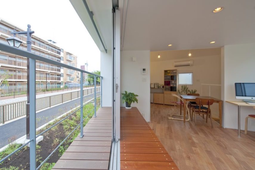 Com design de Mizuishi Architects Atelier, a casa de 594 metros quadrados fica em um terreno triangular entre um rio e uma rua. De fora, parece realmente pequena, mas é espaçosa quando vista por dentro