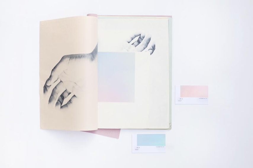 A designer húngara Réka Neszmélyi criou um cartão de visita que muda de cor de acordo com o ângulo e a luz