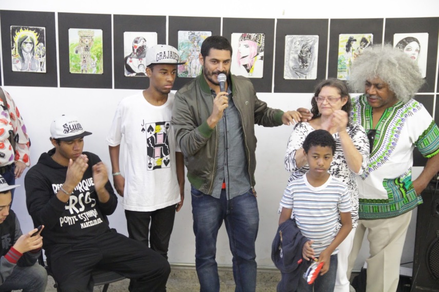 O rapper ao lado dos pais, Cleon e Maria Vilani no Centro Cultural do Grajaú (SP)