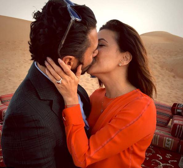 José Antonio Baston montou um picnic super romântico no meio do deserto, nos Emirados Árabes, para pedir a atriz Eva Longoria em casamento. O anel era de diamantes e rubi