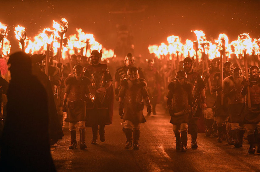 Up Helly Aa é um festival viking lendário que acontece na Escócia todos os anos e ainda conta com uma procissão épica