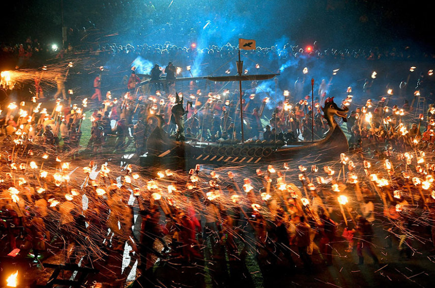 Up Helly Aa é um festival viking lendário que acontece na Escócia todos os anos e ainda conta com uma procissão épica