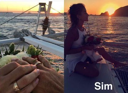 Erasmo Viana pediu Gabriela Pugliesi em casamento durante um passeio de barco, com direito à harpa tocando, flores e um anel lindo. Tudo isso no cenário de Santorini, na Grécia, e durante o por do sol