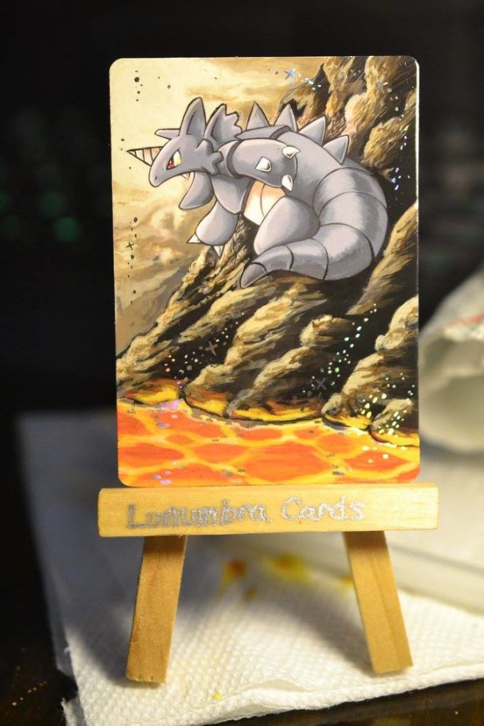 Artista transforma cartas danificadas com novas cores e ilustrações dos nossos Pokémons favoritos. Que saudade de jogar!