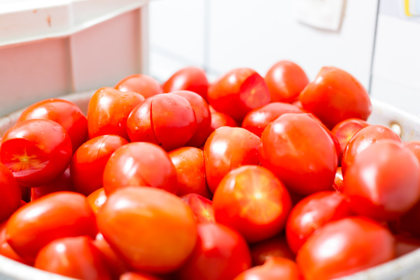 1 - Compre tomates do tipo italiano, que é o ideal para molhos. Escolha os mais maduros, bem vermelhos! O chef recomenda <b>1 kg de tomate por pessoa</b>, porque o molho reduz bastante. Nesse passo a passo, daremos quantidades baseadas em uma receita para <b>duas pessoas</b>, ok?