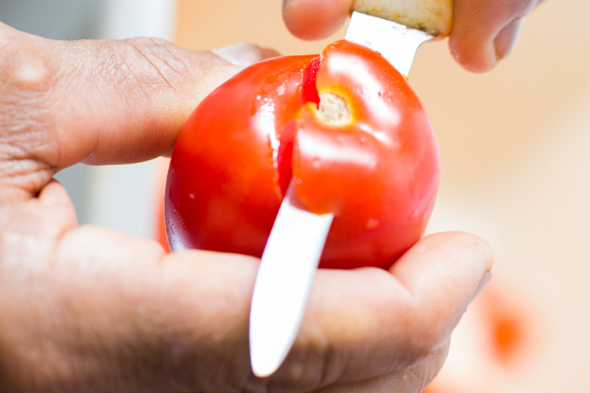 2 - Faça um corte na parte de cima, tirando aquela região mais dura do tomate, exatamente como está na foto