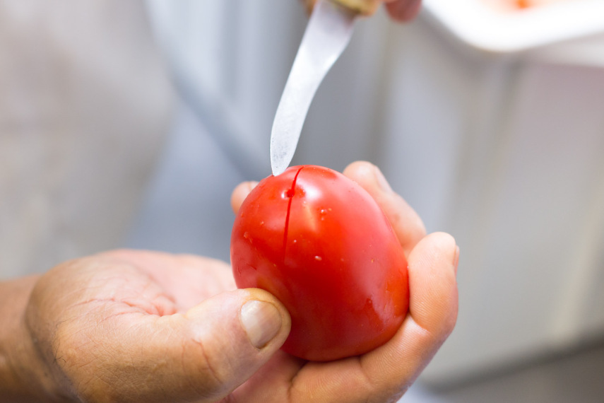 3 - Faça um corte simples na parte de baixo do tomate. Isso ajuda a soltar a pele mais facilmente