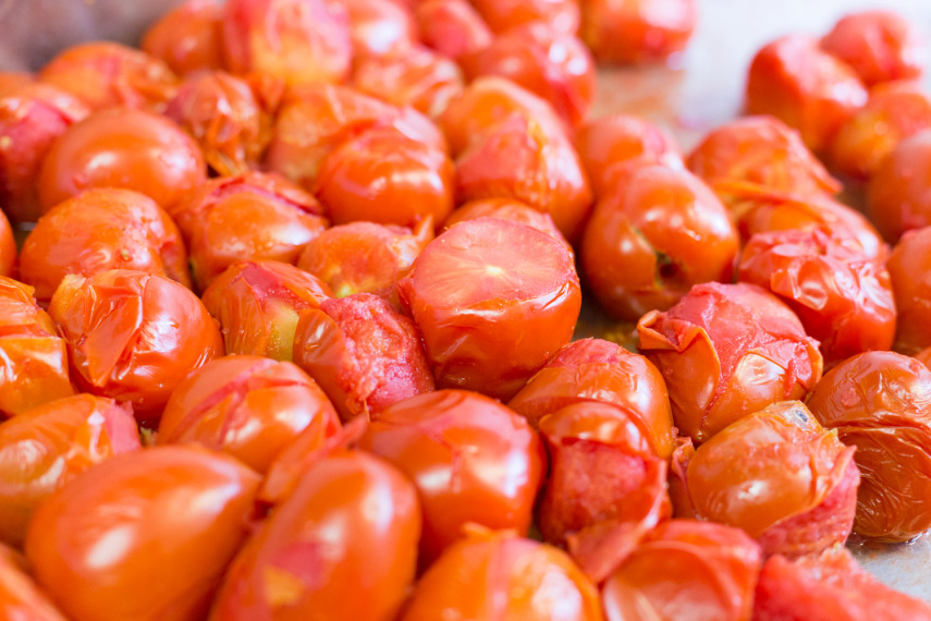 6 - Tire os tomates da panela. Deixe esfriar um pouco
