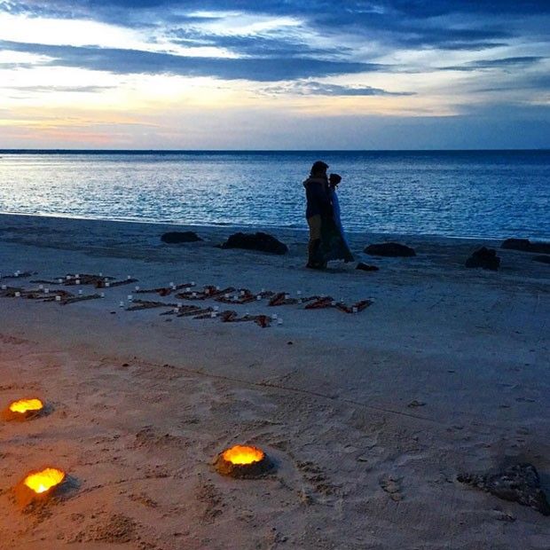  O piloto Xandinho Negrão pediu a namorada, a atriz Marina Ruy Barbosa em casamento em uma praia paradisíaca na Tailândia. Ele pediu que a praia fosse decorada com flors e velas. Em inglês, escrito na areia, estava o pedido. Marina disse sim!