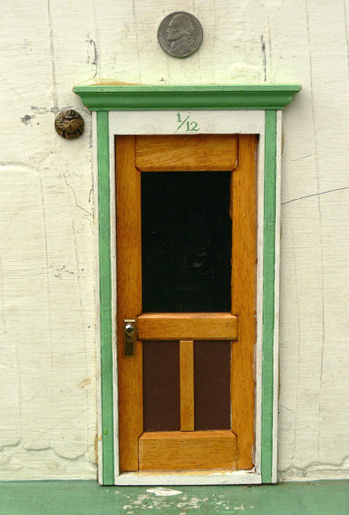 O fenômeno chamado de Fairy Doors (Porta das Fadas) teve sua primeira aparição em 2005, na fachada da cafeteria Sweetwaters Coffee and Tea, em Ann Arbour, em Michigan. Desde então, muitas outras apareceram
