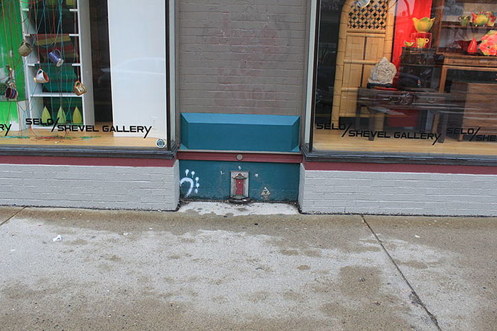 O fenômeno chamado de Fairy Doors (Porta das Fadas) teve sua primeira aparição em 2005, na fachada da cafeteria Sweetwaters Coffee and Tea, em Ann Arbour, em Michigan. Desde então, muitas outras apareceram