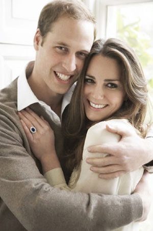  O príncipe pediu Kate Middleton em casamento durante um safári de 10 dias no Quênia, país pelo qual é apaixonado Ele queria fazer o pedido em um lugar que também fosse importante para sua mãe, a princesa Diana. Ela, inclusive, usou o anel de noivado da mãe para pedir à mão de Kate
