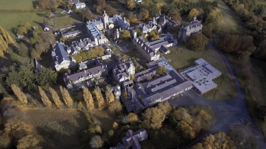 Uma filmagem incrível feita por um drone, na Inglaterra, mostrou como está por dentro o edifício que, por cerca de 150 anos, abrigou um hospital psiquiátrico que tinha 1500 pacientes, que foram lobotomizados