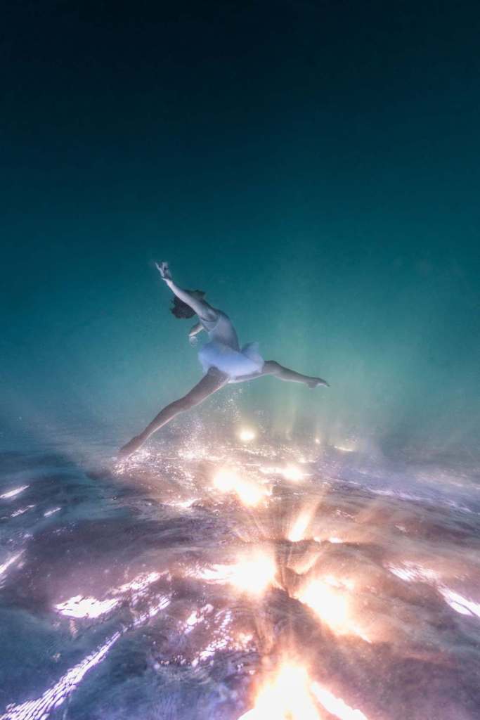 Fotógrafo italiano mostra graça e leveza do ballet longe da gravidade