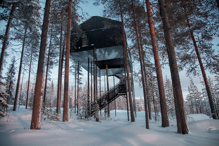 Localizado no norte da Suécia, em Snøhetta, o 7th Room Treehotel convida os amantes da natureza para dormir entre as copas das árvores. Além de seu interior aconchegante, a casa da árvore possui um terraço com rede que permite aos hóspedes confortavelmente lounge como eles olham para as estrelas.