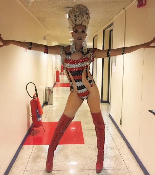 Bruno Nascimento criou a drag queen Aretuza Lovi, que é cantora. Siga @aretuzalovi no Instagram