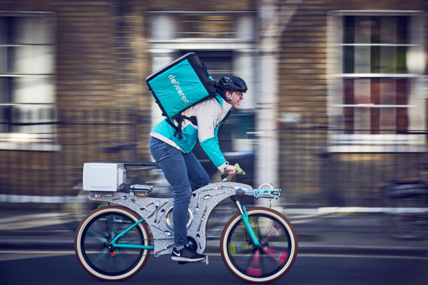 A Deliveroo criou uma bicicleta de entrega totalmente funcional feita de utensílios de cozinhas reciclados