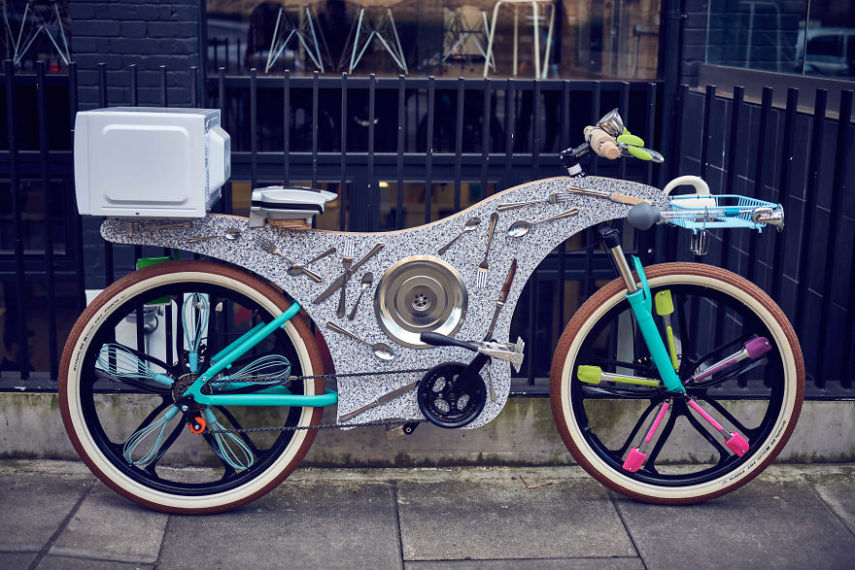A Deliveroo criou uma bicicleta de entrega totalmente funcional feita de utensílios de cozinhas reciclados