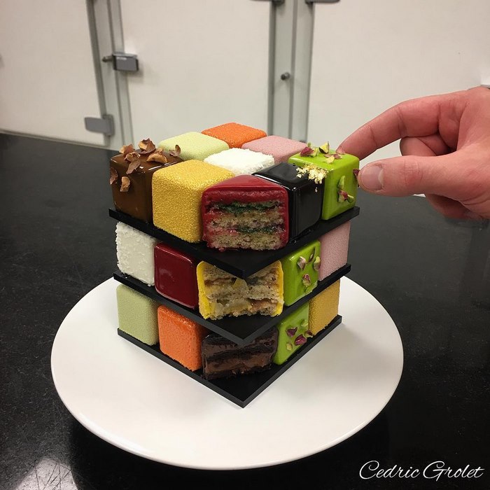Grolet fez um tributo ao Cubo de Rubik, conhecido também como Cubo Mágico, e tem diversos bolos no formato do quebra-cabeça tridimensional