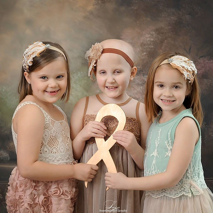 Ainsley, Rhean e Rylie posaram para foto depois do tratamento contra o câncer