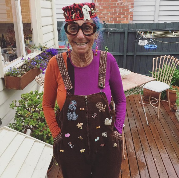 Dee Goldberg faz seu guia de estilo no Instagram (@deeegoldie). Ela tem 62 anos
