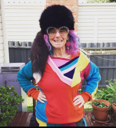 Dee Goldberg faz seu guia de estilo no Instagram (@deeegoldie). Ela tem 62 anos