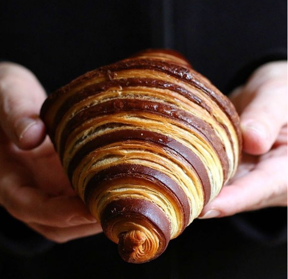 Sharon Henry, é uma chef pâtissier e blogueira de 40 anos, que gosta de explorar o lado mais doce de Paris. Em seu Instagram, ela costuma mostrar como os doces são feitos e captura as delícias mais incríveis e bonitas que consegue encontrar