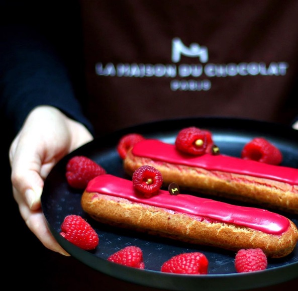 Sharon Henry, é uma chef pâtissier e blogueira de 40 anos, que gosta de explorar o lado mais doce de Paris. Em seu Instagram, ela costuma mostrar como os doces são feitos e captura as delícias mais incríveis e bonitas que consegue encontrar